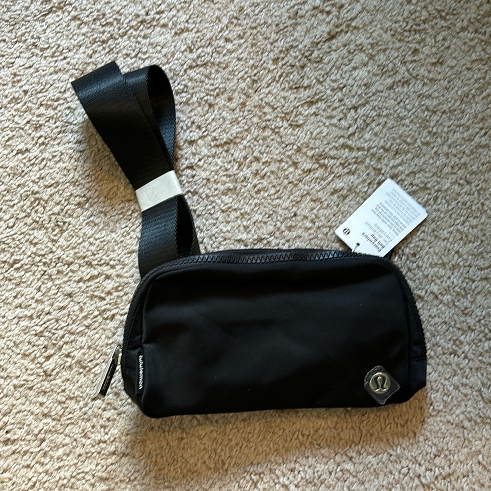 NWT Lululemon Everywhere 1L Belt Bag in black